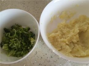 将西兰花撕碎，成末，拌少许盐