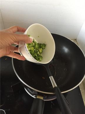 在锅内加入少量橄榄油，烧热，将西兰花末放入