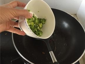 在锅内加入少量橄榄油，烧热，将西兰花末放入