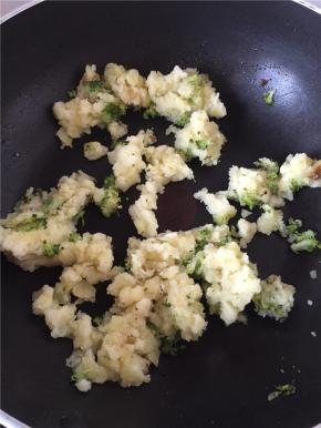 加入土豆泥，翻炒均匀