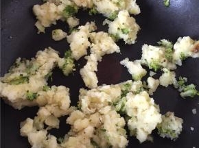 加入土豆泥，翻炒均匀