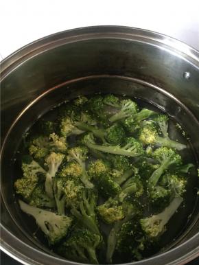西兰花掰开，洗干净用水泡5分钟，切开，放入锅子里煮3-5分钟