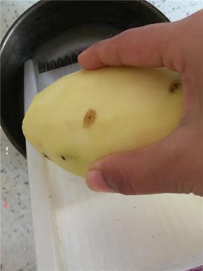 准备土豆，洗干净，去皮,用嚓子将土豆磨成细末