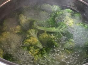 西兰花煮熟捞出备用