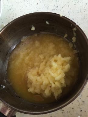 土豆泥里加入适当面粉，如果土豆水分较大可以捏去一些水分