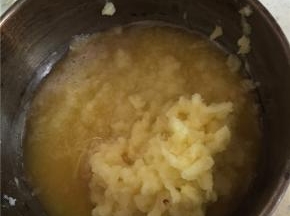 土豆泥里加入适当面粉，如果土豆水分较大可以捏去一些水分