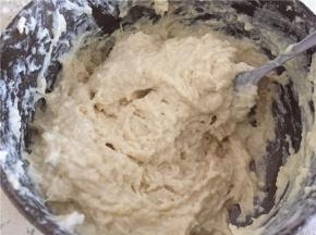 加入适量的盐，将面粉和土豆搅拌均匀