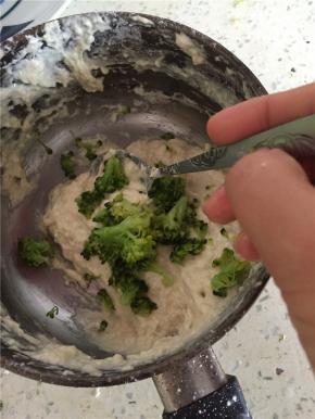 将煮好的西兰花撕碎，加入其中