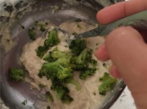 将煮好的西兰花撕碎，加入其中