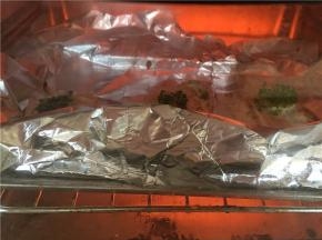 将拌好的土豆面粉捏成饼状，洗干净多余的西兰花置于顶部，底部刷橄榄油置于烤盘锡纸上，180度烤6分钟左右