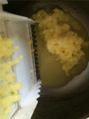 准备土豆，洗干净，去皮,用嚓子将土豆磨成细末