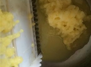 准备土豆，洗干净，去皮,用嚓子将土豆磨成细末