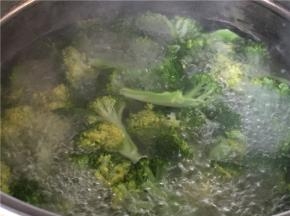 西兰花煮熟捞出备用
