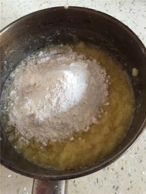 土豆泥里加入适当面粉，如果土豆水分较大可以捏去一些水分