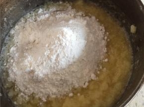 土豆泥里加入适当面粉，如果土豆水分较大可以捏去一些水分