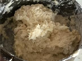 加入适量的盐，将面粉和土豆搅拌均匀