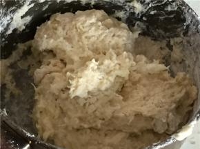 加入适量的盐，将面粉和土豆搅拌均匀