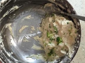 将煮好的西兰花撕碎，加入其中