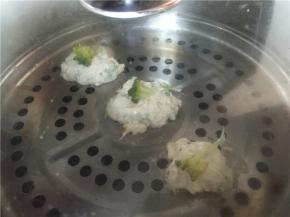 将拌好的土豆面粉捏成饼状，洗干净多余的西兰花置于顶部，底部刷橄榄油置于笼屉上，蒸8分钟左右