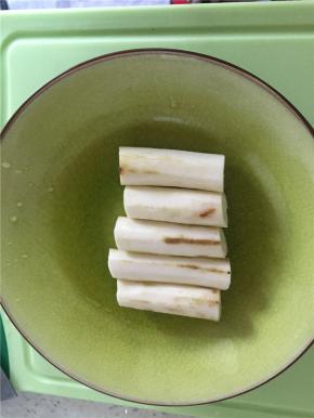 准备铁棍山药一根，去皮，切段