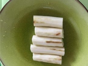 准备铁棍山药一根，去皮，切段