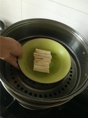 准备蒸锅，将铁棍山药放在笼屉上蒸