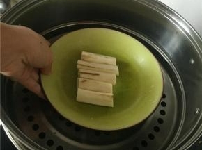 准备蒸锅，将铁棍山药放在笼屉上蒸