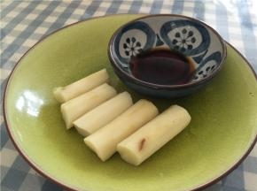 用鲜酱油和糖调制蘸酱，可以直接浇上去