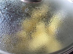 大约 5-8分钟后，土豆蒸熟，将土豆拿出