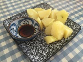 用鲜酱油加糖调制蘸酱，调制好的酱料可以直接拌上去