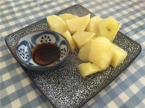 用鲜酱油加糖调制蘸酱，调制好的酱料可以直接拌上去