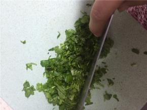 将香菜洗干净，切成末