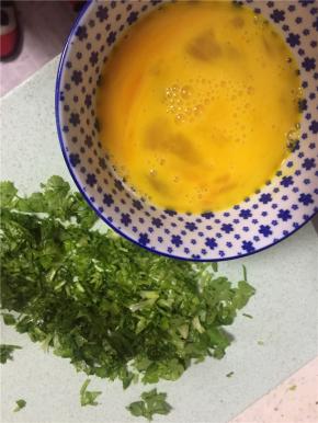 准备鸡蛋，打散加入少量的盐