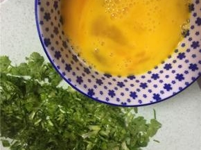 准备鸡蛋，打散加入少量的盐