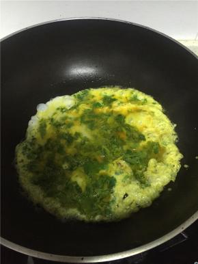 锅里倒入橄榄油，加热，倒入鸡蛋，待成固体状后盛出