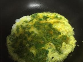 锅里倒入橄榄油，加热，倒入鸡蛋，待成固体状后盛出