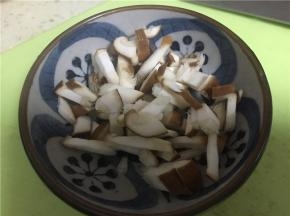 将香菇洗干净，切成末