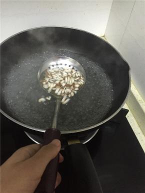 准备开水，将香菇末放入煮3-5分钟