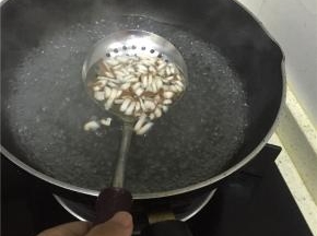 准备开水，将香菇末放入煮3-5分钟