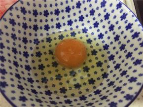 准备鸡蛋，打散加入少量的盐、料酒
