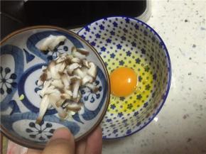 将煮好的香菇末拌入鸡蛋里，拌匀