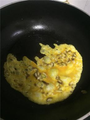 锅里倒入橄榄油，加热，倒入鸡蛋，待成固体状后盛出