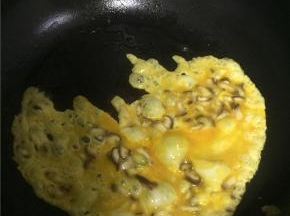 锅里倒入橄榄油，加热，倒入鸡蛋，待成固体状后盛出