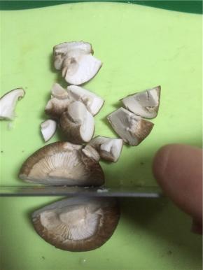 准备好香菇，用水清洗干净，切成块