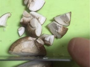 准备好香菇，用水清洗干净，切成块