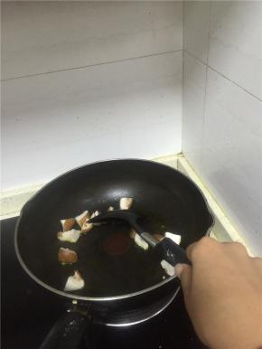 锅里倒入橄榄油，加热，倒入香菇翻炒1-2分钟