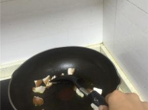 锅里倒入橄榄油，加热，倒入香菇翻炒1-2分钟