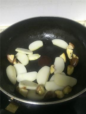 把年糕切片，也可以直接买片状年糕，待香菇变软后，加入年糕片，翻炒1-2分钟