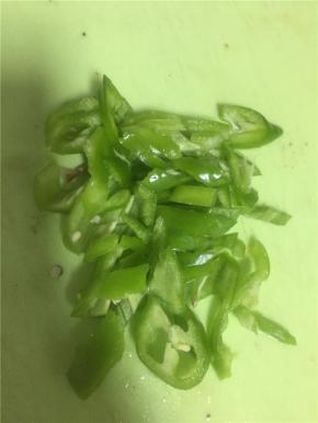将青椒洗干净，切丝