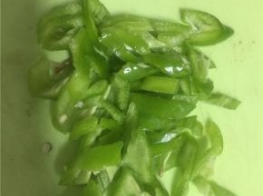 将青椒洗干净，切丝